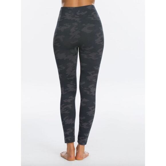 SPANX NWT Look At Me Now Dark Blue Camo Leggings Medium Active Outdoors Slimming - Picture 10 of 11